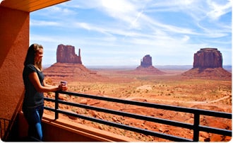 Výhled z balkónu v hotelu v Monument Valley