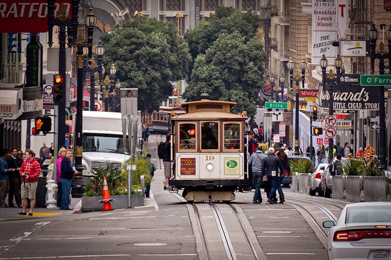 Naskakování do tramvaje v San Franciscu