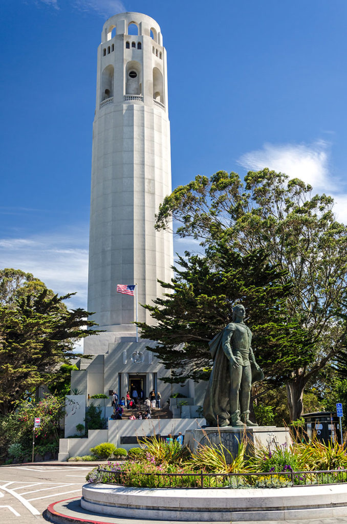 Coit Tower s výhledem na Alcatraz