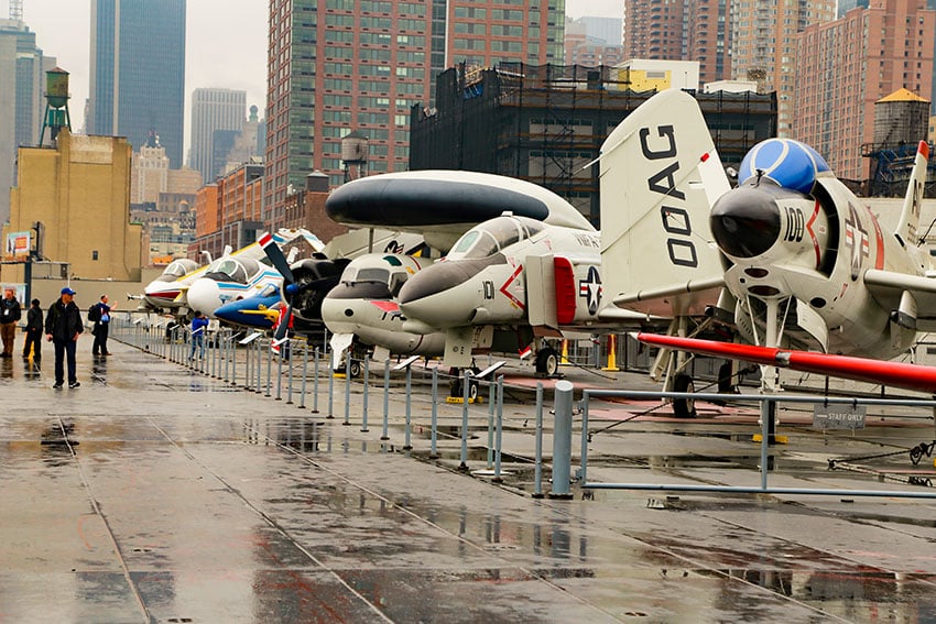 Letadla na palubě lodi Intrepid v New Yorku