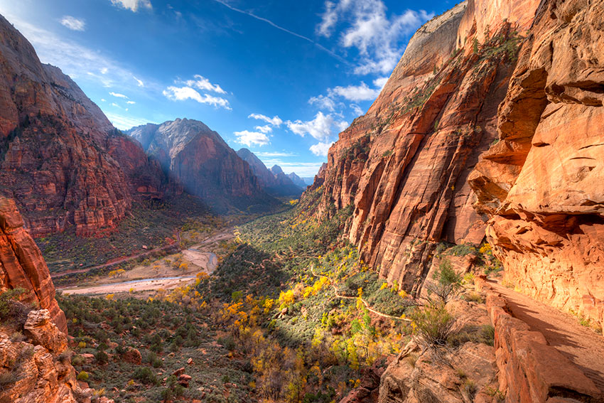 Pohled do údolí pří výstupu na Angels Landing v Zionu