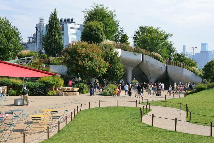 Cestičky na malém ostrově Pier 55